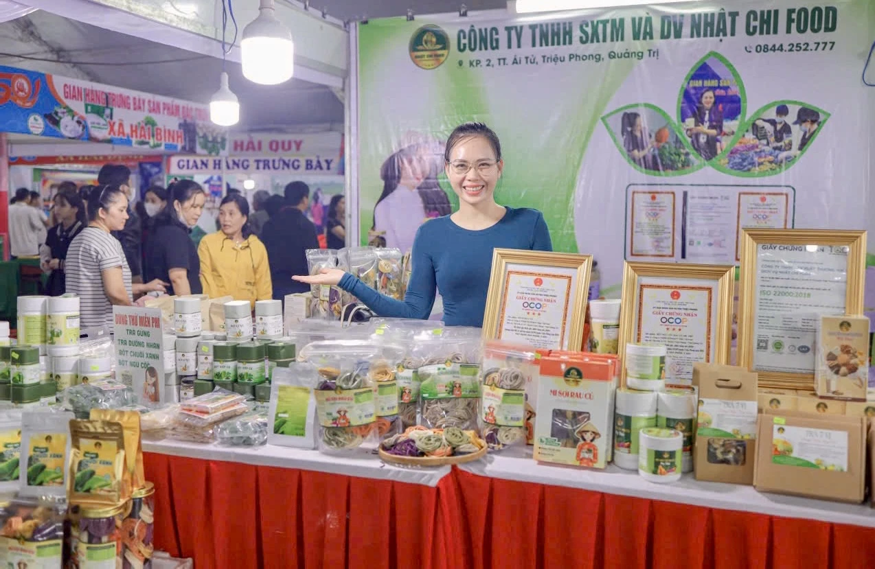 Direktör för Nhat Chi Food Production, Trade and Service Company Limited, Tran Thi Lan Chi, presenterar företagets OCOP-produkter - Foto: N.B