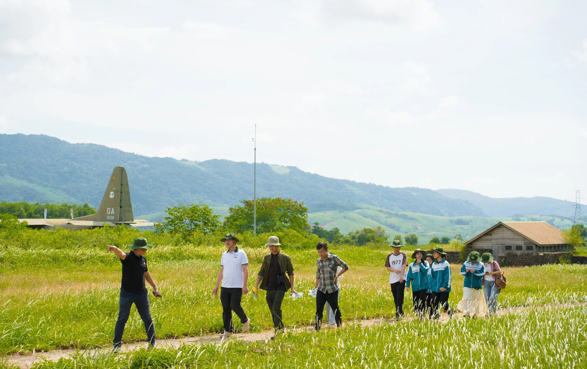 Turisté navštěvují památku na letišti Ta Con - Foto: D.H