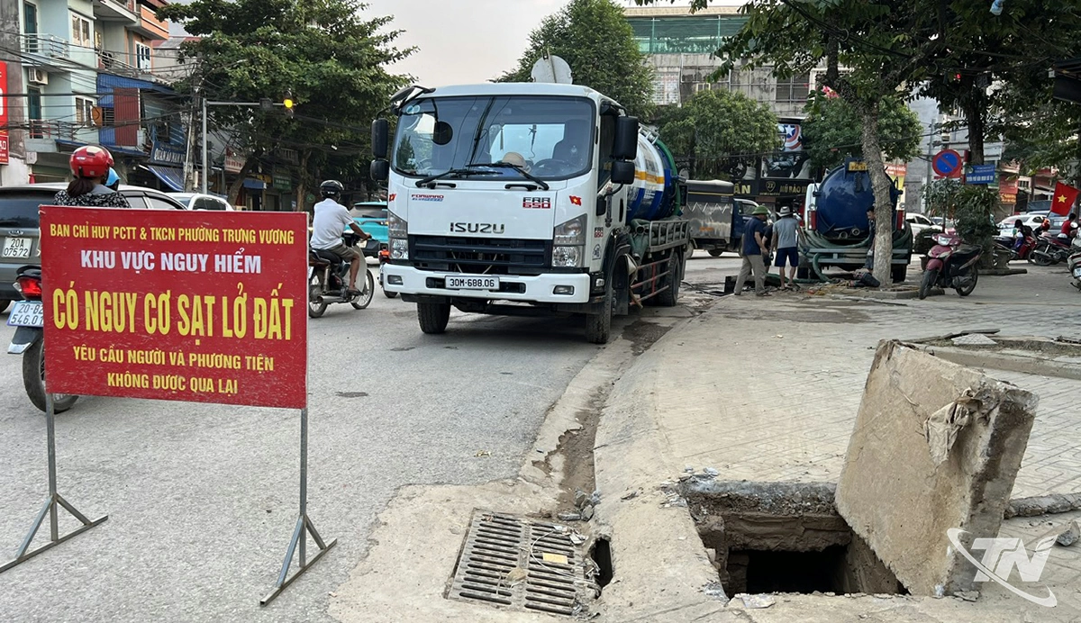 کارگران شرکت توسعه و زهکشی زیرساختهای شهری تای نگوین لیمیتد پس از سیل، گل و لای و خاک را از بخش فاضلاب تخلیه میکنند. عکس: T.L