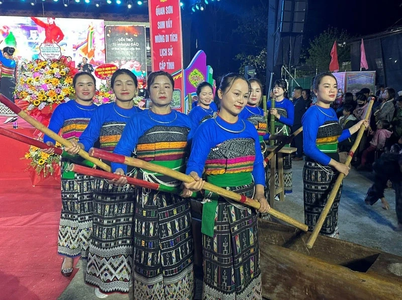 Зберігайте ритм борозен на землі Сон Туї