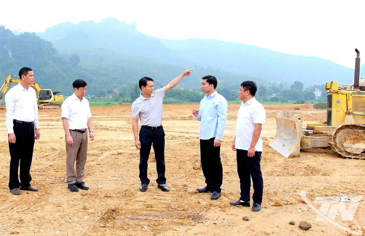 ການ​ລົງ​ທຶນ​ພັດ​ທະ​ນາ​ກຸ່ມ​ອຸດ​ສາ​ຫະ​ກຳ​ໃນ​ຂົງ​ເຂດ​ລ້ວນ​ແຕ່​ໄດ້​ຮັບ​ຄວາມ​ສົນ​ໃຈ​ຈາກ​ຂະ​ແໜງ​ການ, ທ້ອງ​ຖິ່ນ​ຂອງ​ແຂວງ.