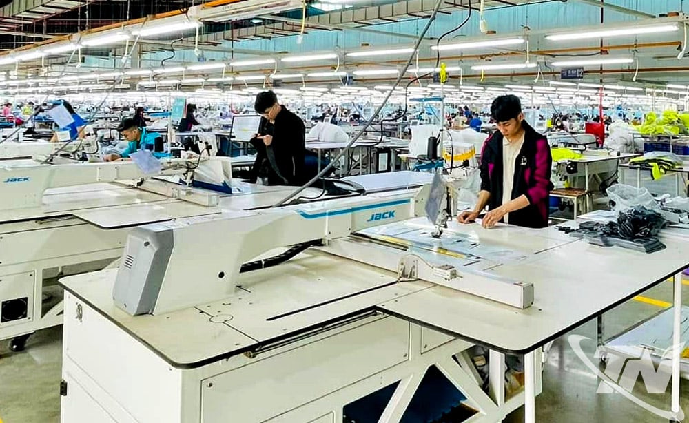 ການ​ຜະລິດ​ເຄື່ອງ​ຕ່ຳ​ແຜ່ນ​ຕັດຫຍິບ​ເພື່ອ​ສົ່ງ​ອອກ​ຢູ່​ເຂດ​ອຸດສາຫະກຳ ເຊີນ​ກ່າ​ມ 1 (​ເຂດ​ກວາງ​ຈີ້).