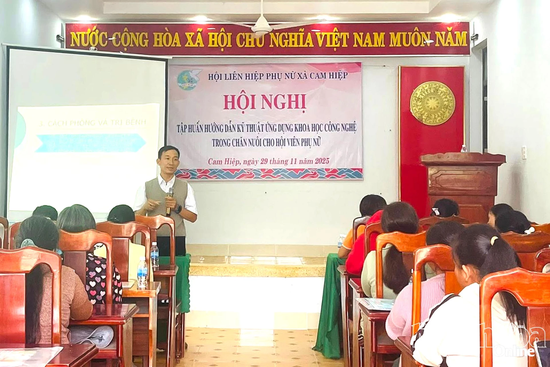 Pan Nguyen Ngoc Trung - vedoucí stanice pro chov zvířat a veterinární péči Ninh Hoa - Van Ninh, probral s ženami důležité informace, jako například: - Biologicky bezpečné zemědělské techniky pro drůbež a hospodářská zvířata.