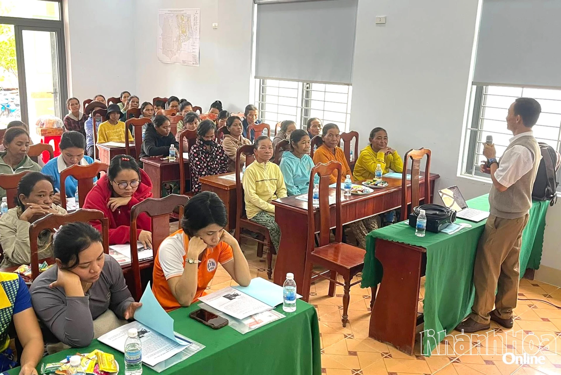 60 žen z etnických menšin z vesnic Suoi Coc a Val Ly prošlo školením v bezpečných technikách chovu hospodářských zvířat.
