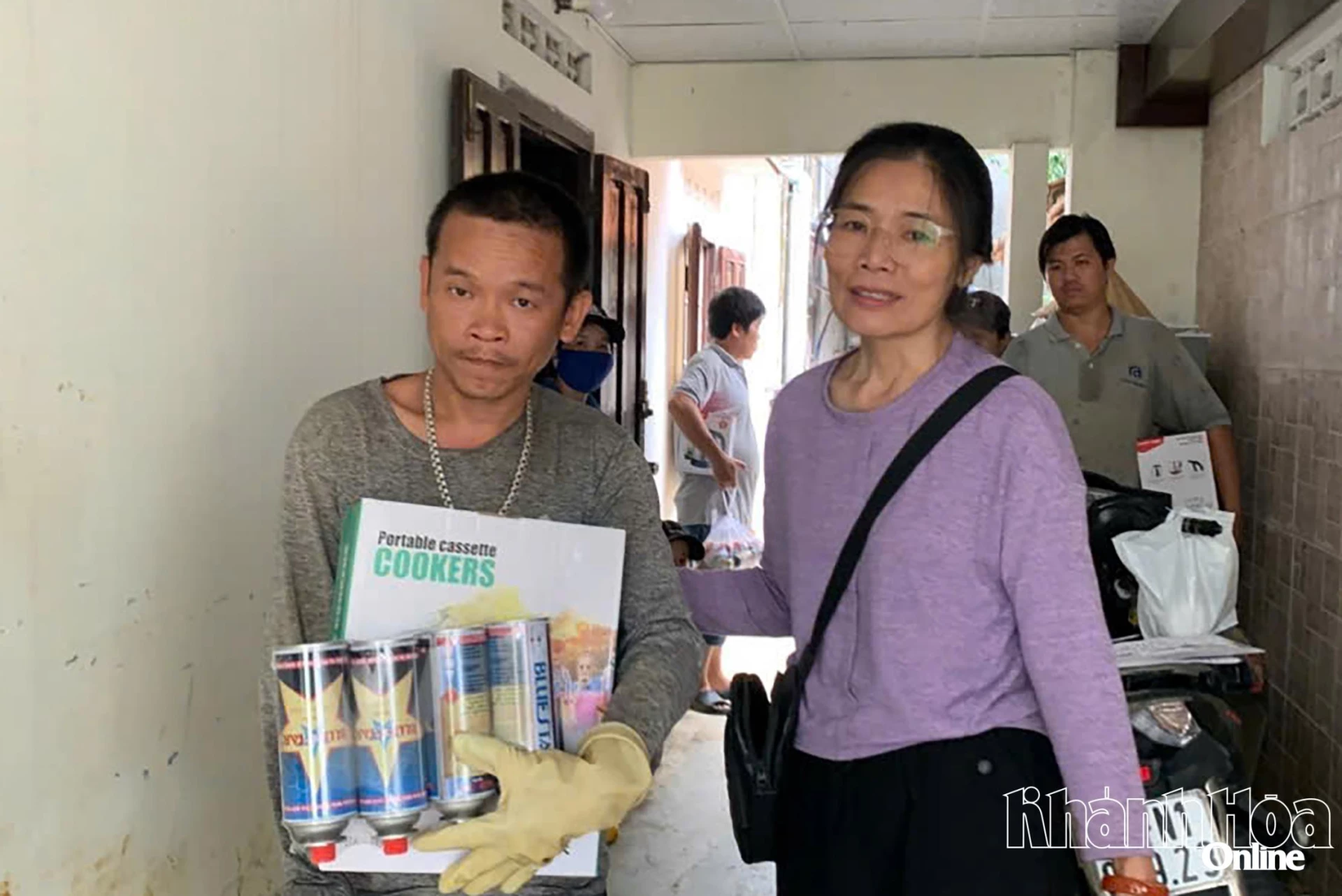 Memberikan kompor gas kepada warga kelurahan Tay Nha Trang.