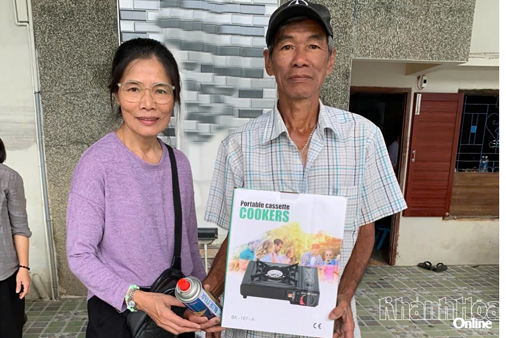 Memberikan kompor gas kepada warga kelurahan Suoi Hiep.