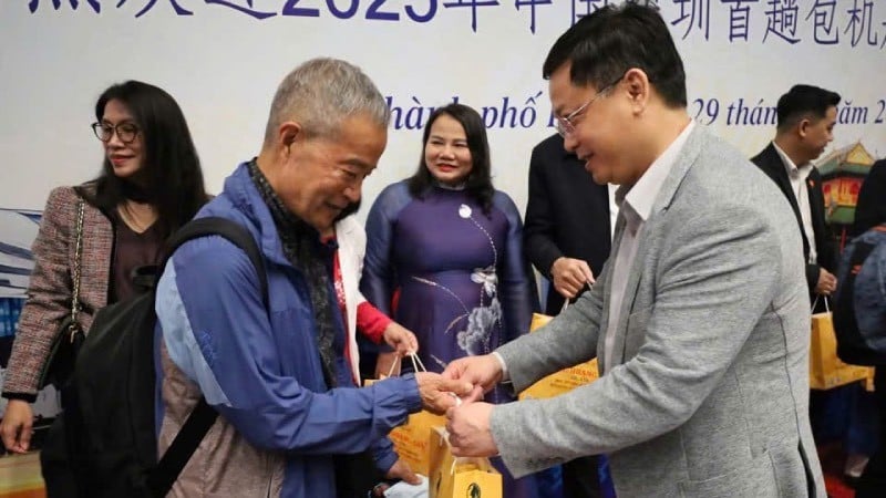 시 인민위원회 지도자들은 비행기에서 후에에 도착한 관광객들에게 꽃을 선물했습니다.