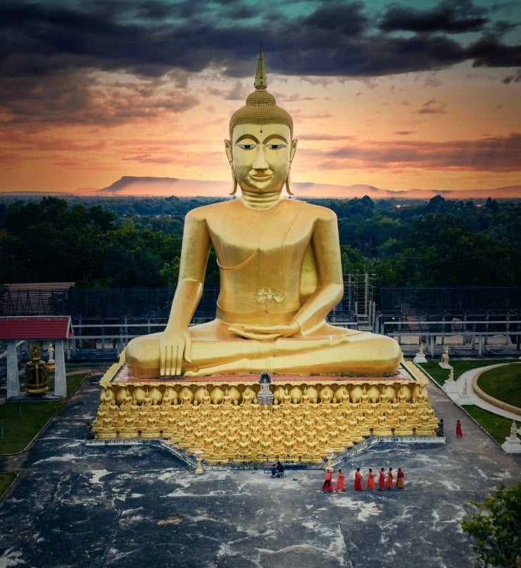 Велика статуя Будди біля пагоди Пху Салао на високому пагорбі, звідки можна побачити всю красу річки Меконг та міста Паксе.