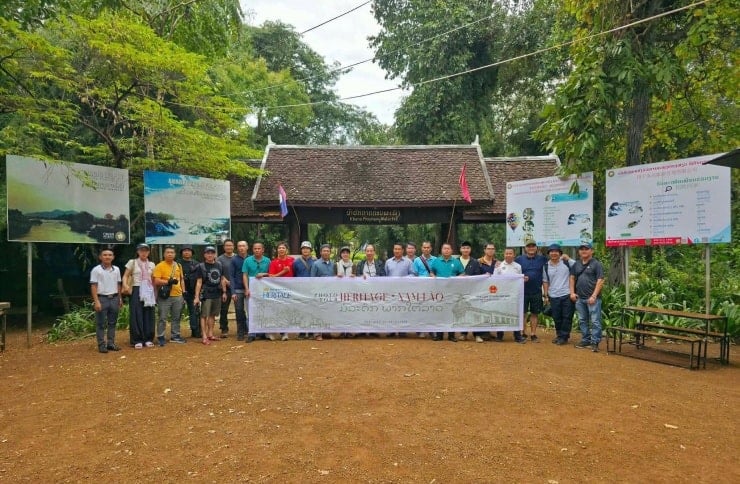 Група зробила фотографії на пам'ять біля вітальної брами національного парку Хіннам Но.