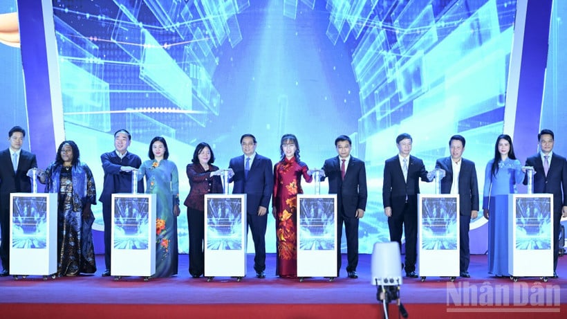 رئيس الوزراء فام مينه تشينه وقادة آخرون يشاركون في حفل إطلاق مشروع الحكومة 