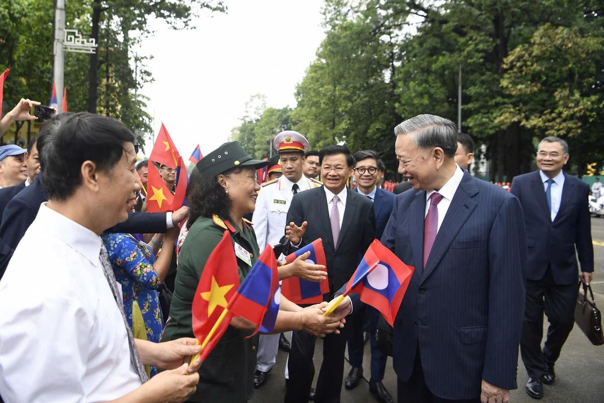 2024년 9월 수도 시민들과 함께한 토람 사무총장과 통룬 시술릿 사무총장 겸 대통령. 사진: 팜하이
