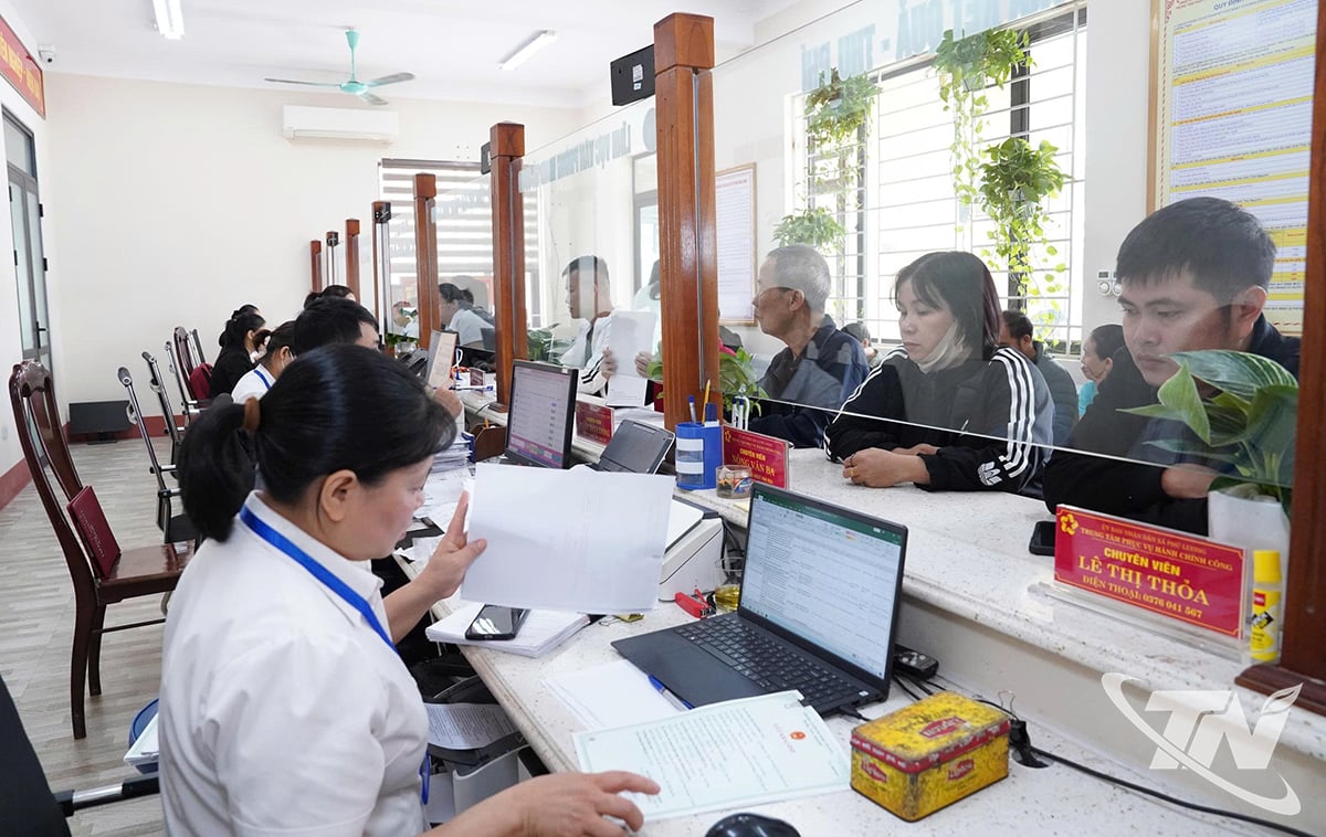 ພະນັກງານ​ສູນ​ບໍລິການ​ບໍລິຫານ​ຄຸ້ມ​ຄອງ​ປະຊາຊົນ​ເມືອງ​ພູ​ລ່ອງ​ປະຕິບັດ​ລະບຽບ​ການ​ບໍລິຫານ​ປະຊາຊົນ.