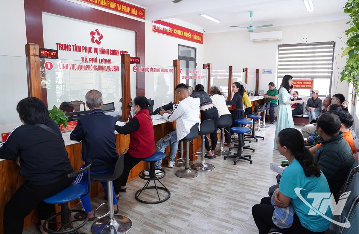 ປະຊາຊົນມາເຮັດລະບຽບການບໍລິຫານຢູ່ສູນບໍລິການປະຊາຊົນບ້ານພູຫຼວງ.