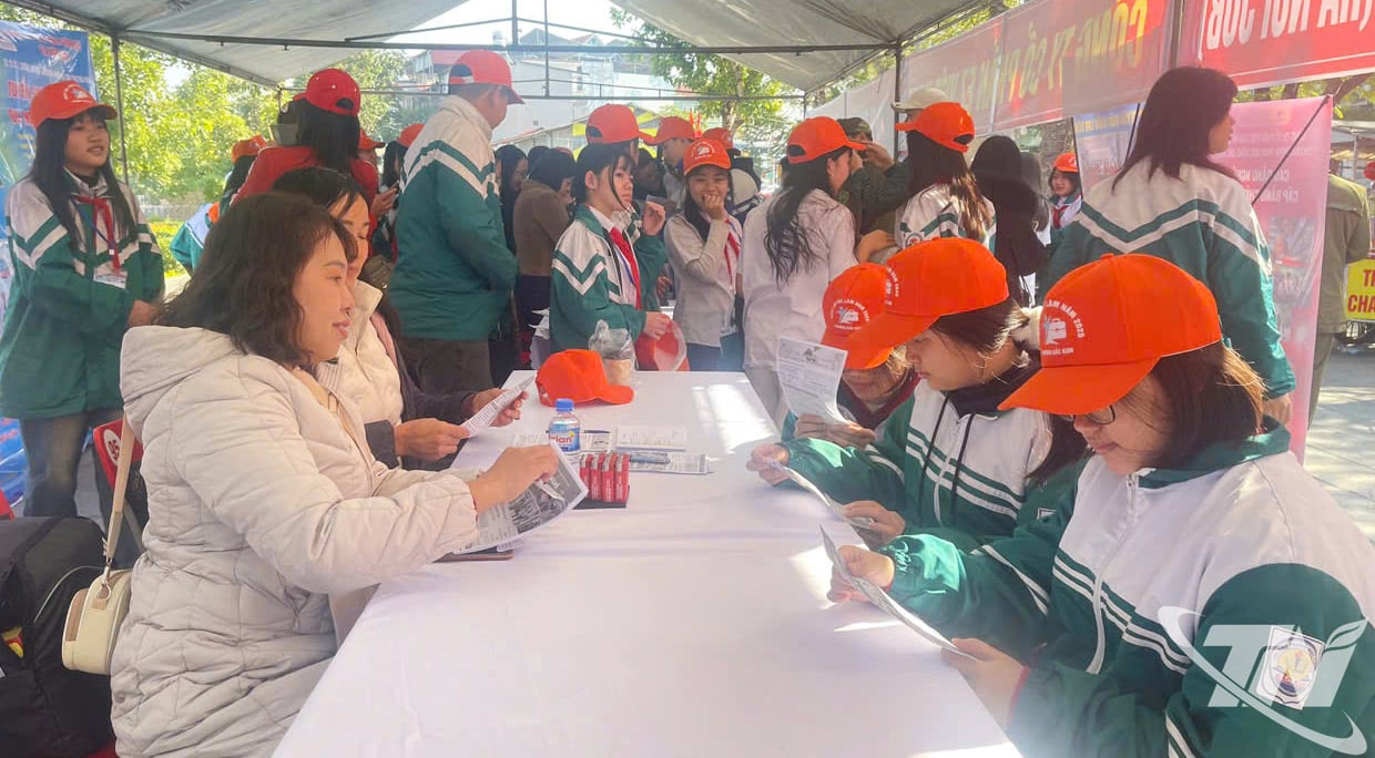 Zaměstnanci jsou na festivalu informováni o pracovních a zaměstnaneckých politikách.