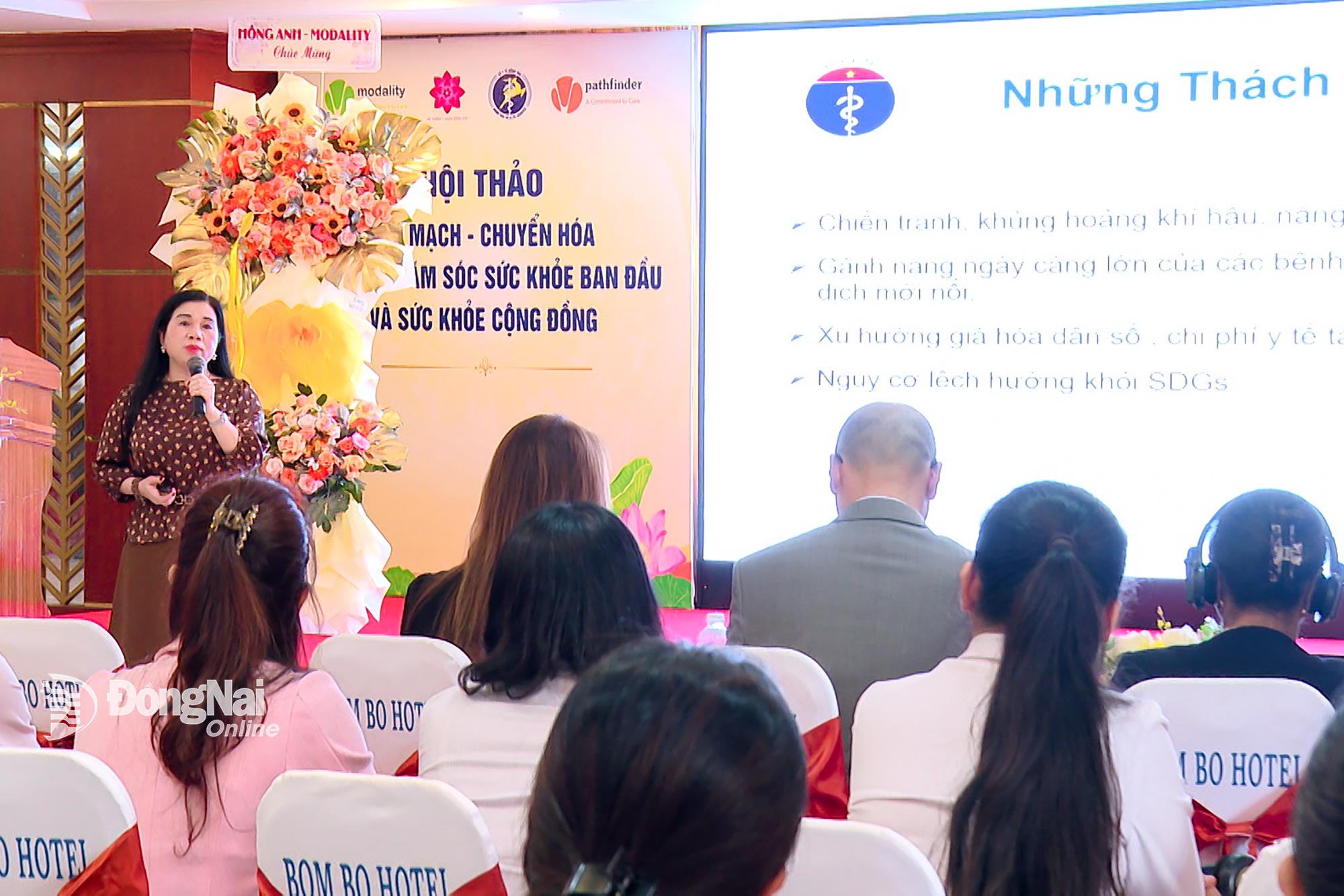 มีแพทย์และพยาบาลจากจังหวัดด่งนายเข้าร่วมการประชุมมากกว่า 300 คน ภาพโดย: Ngoc Thao