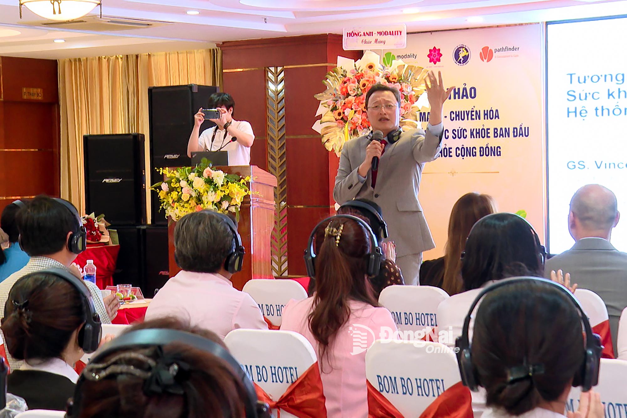 คุณวินเซนต์ ไซ ผู้อำนวยการทั่วไปของ Modality Partnership เล่าประสบการณ์ของเขาในงานประชุม ภาพโดย: Ngoc Thao