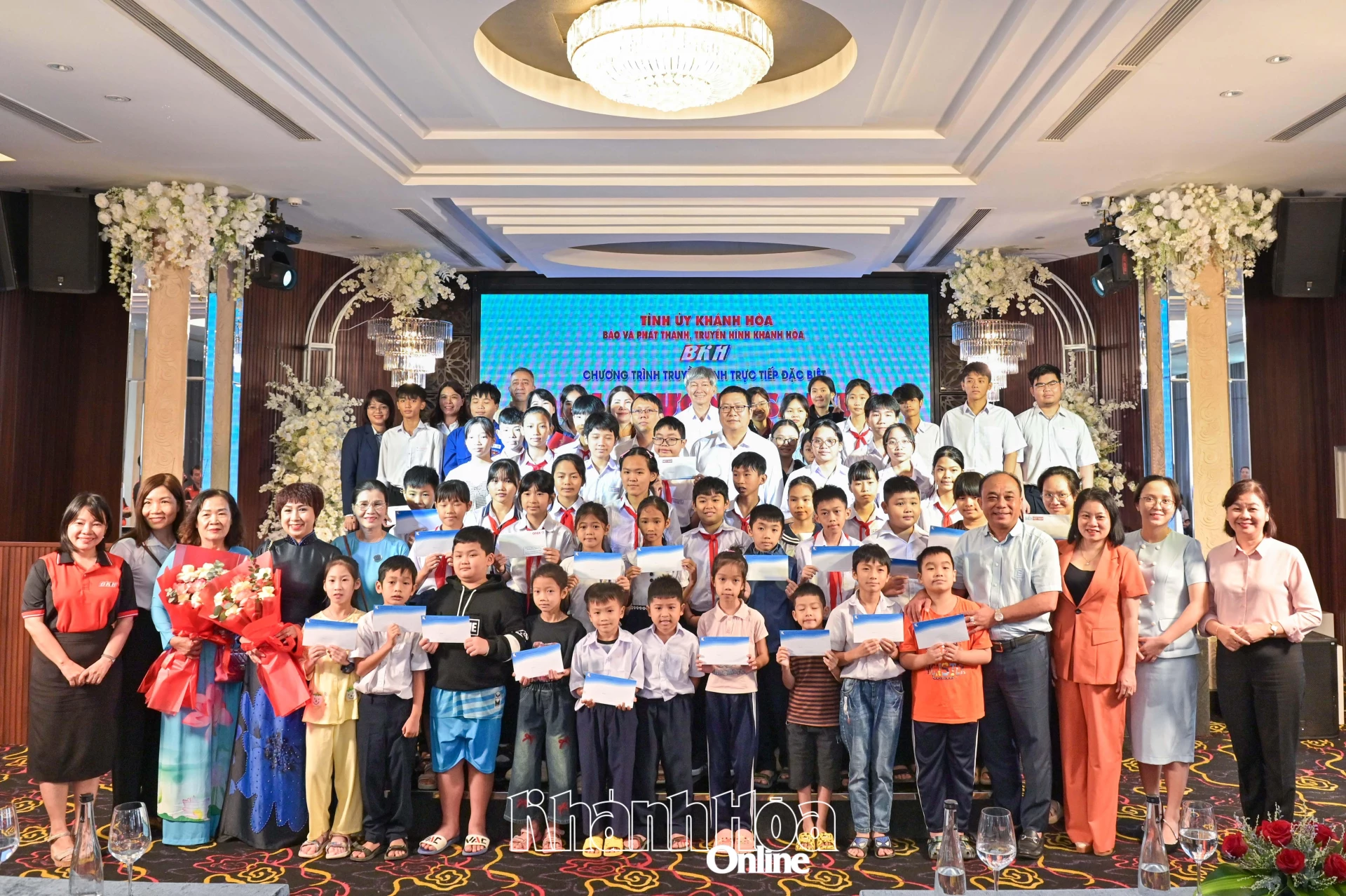 Ledare och delegater tog souvenirfoton med eleverna.