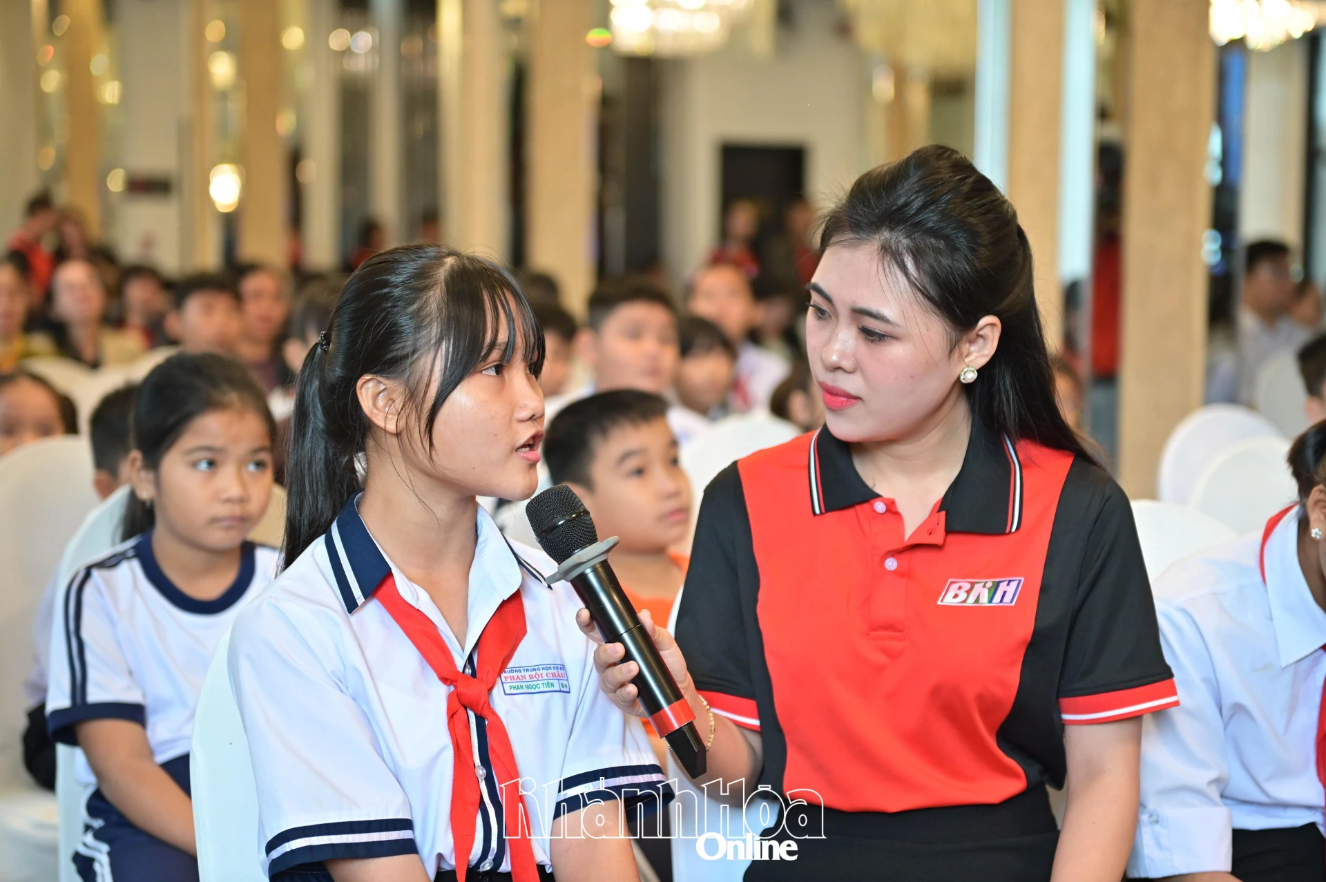 Representanter för studenter som drabbades av stora förluster efter översvämningen delade med sig under programmet.