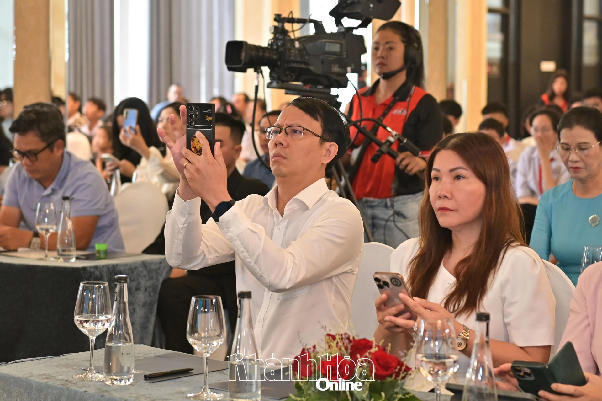 Kamrat Nguyen Thanh Ha – vice ordförande för provinsens folkkommitté skannade QR-koden för att stödja programmet.