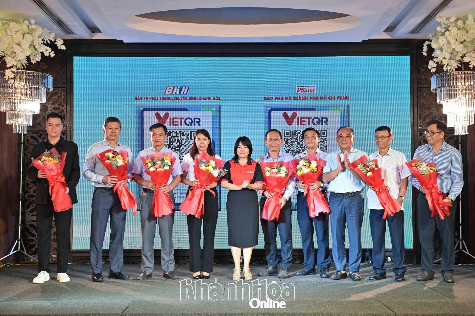 Kamrat Thai Thi Le Hang - chef för Khanh Hoa tidning, radio och TV - överlämnade blommor i tacksamhetstexten till medföljande enheter och företag.