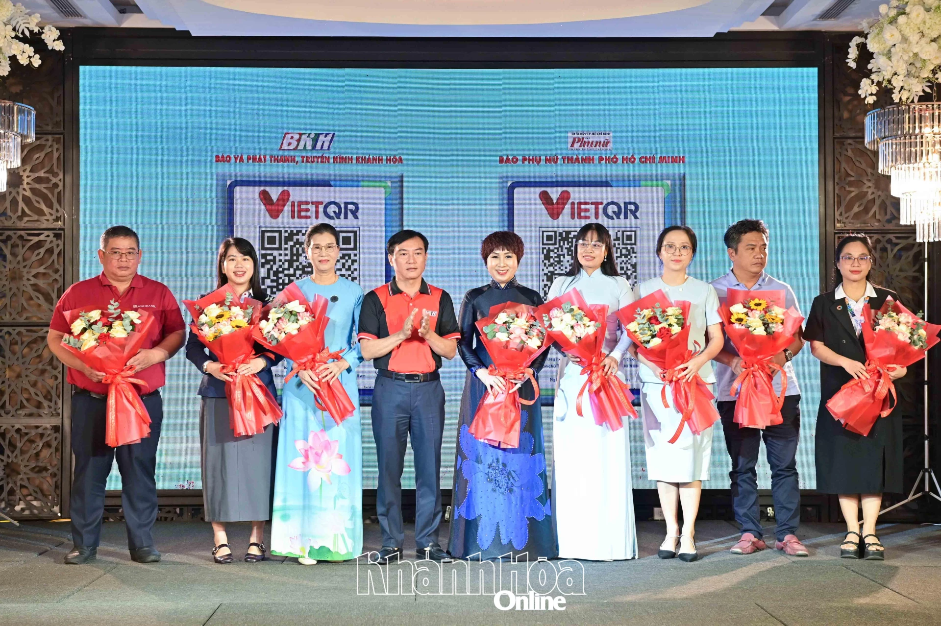 Kamrat Tran Van Thanh - biträdande chef för Khanh Hoa tidning, radio och TV - överlämnade blommor i tacksamhetstexten till delegaterna.