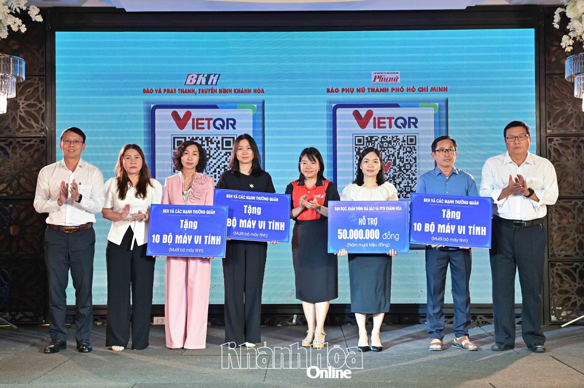 Provinsiella ledare och programorganisatörer delade ut symboliska stödplaketter till skolor som drabbats av svåra skador på grund av översvämningarna.