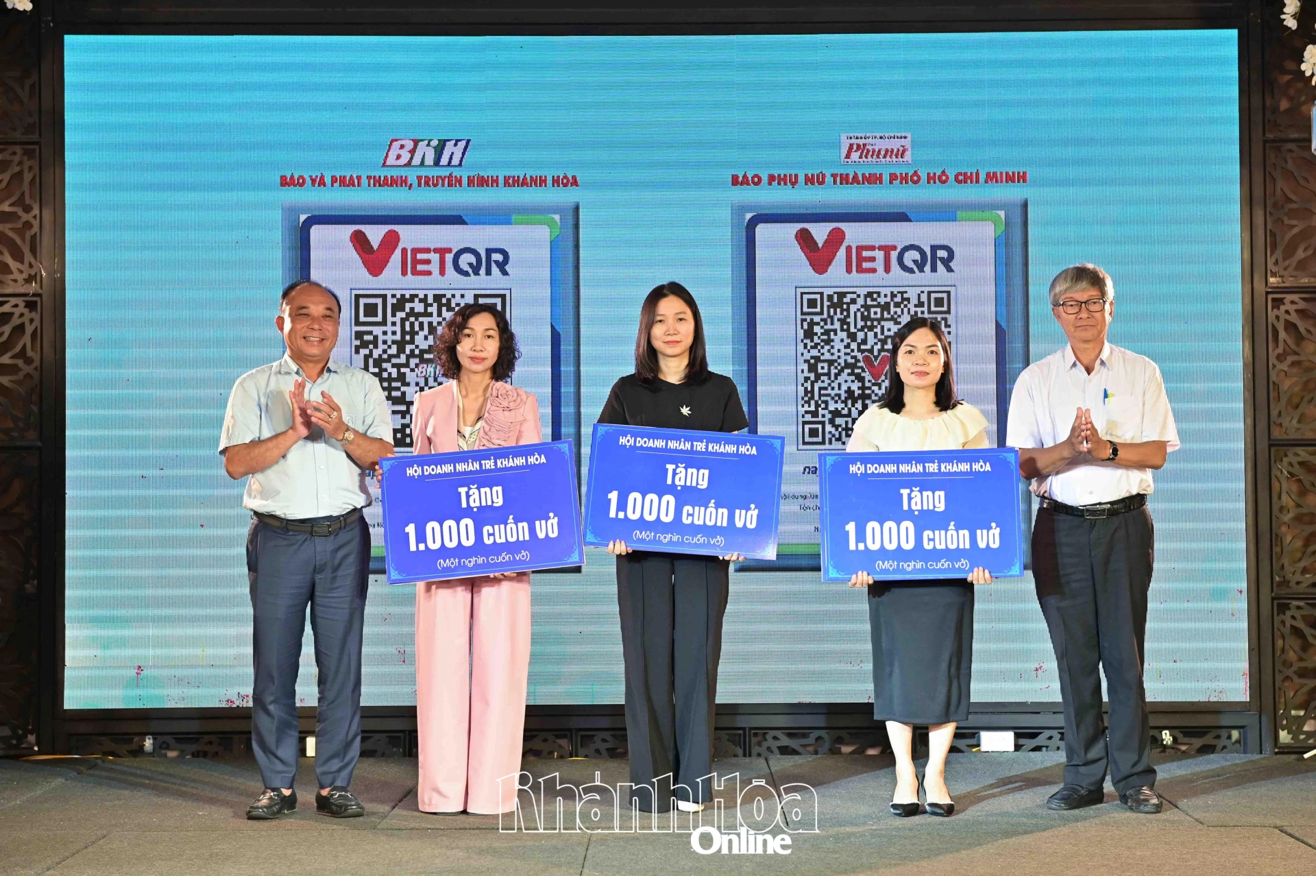 Ledare för utbildningsdepartementet och Khanh Hoa Young Entrepreneurs Association presenterade symboliska tavlor för att stödja anteckningsböcker för skolornas elever.