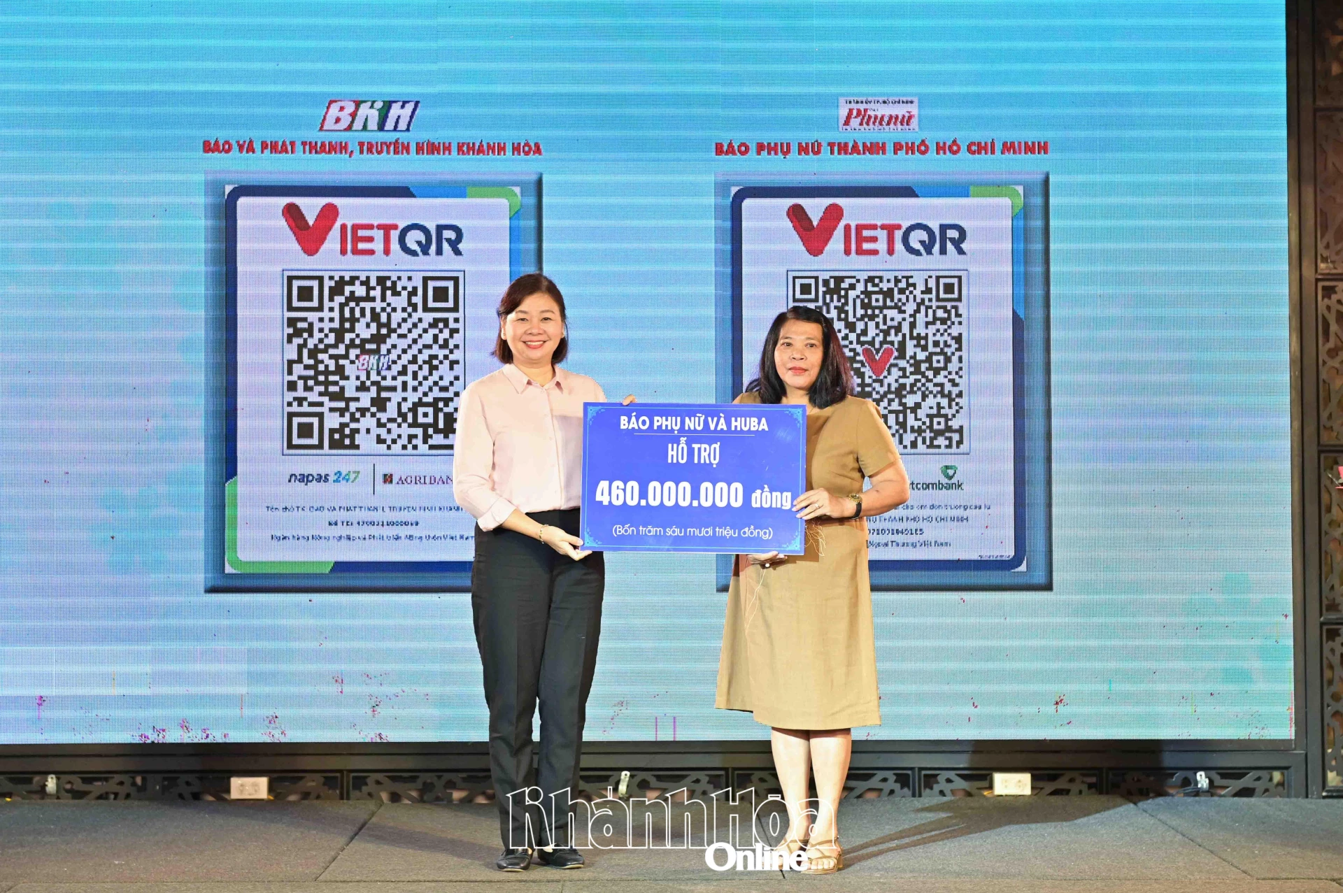 Ledare för Ho Chi Minh City Women's Newspaper presenterade en symbolisk stödtavel värd 460 miljoner VND för att reparera skadorna på Vinh Hiep Primary School (West Nha Trang-distriktet).