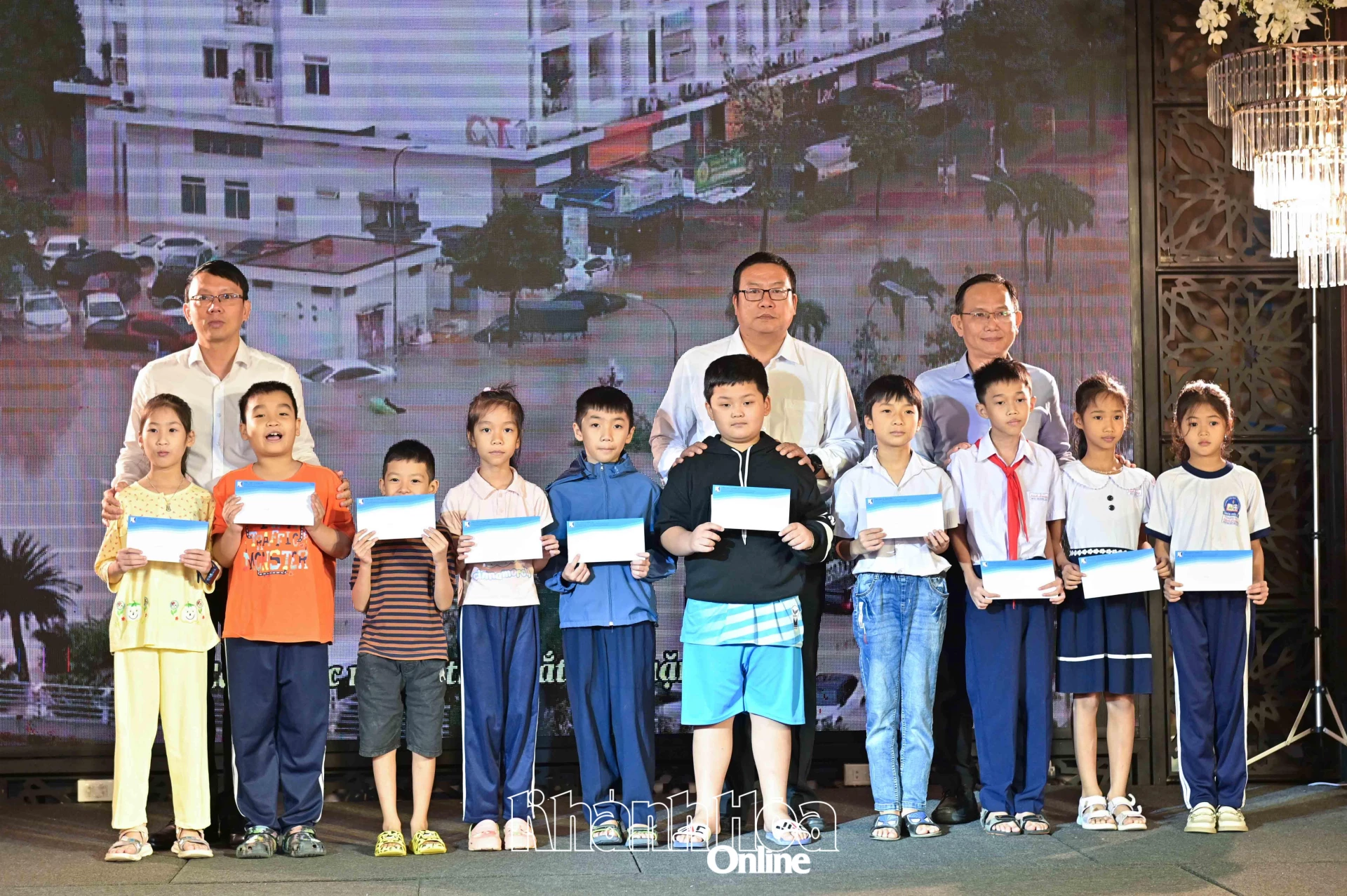 Provinsiella ledare och företag delade ut stipendier till studenter.