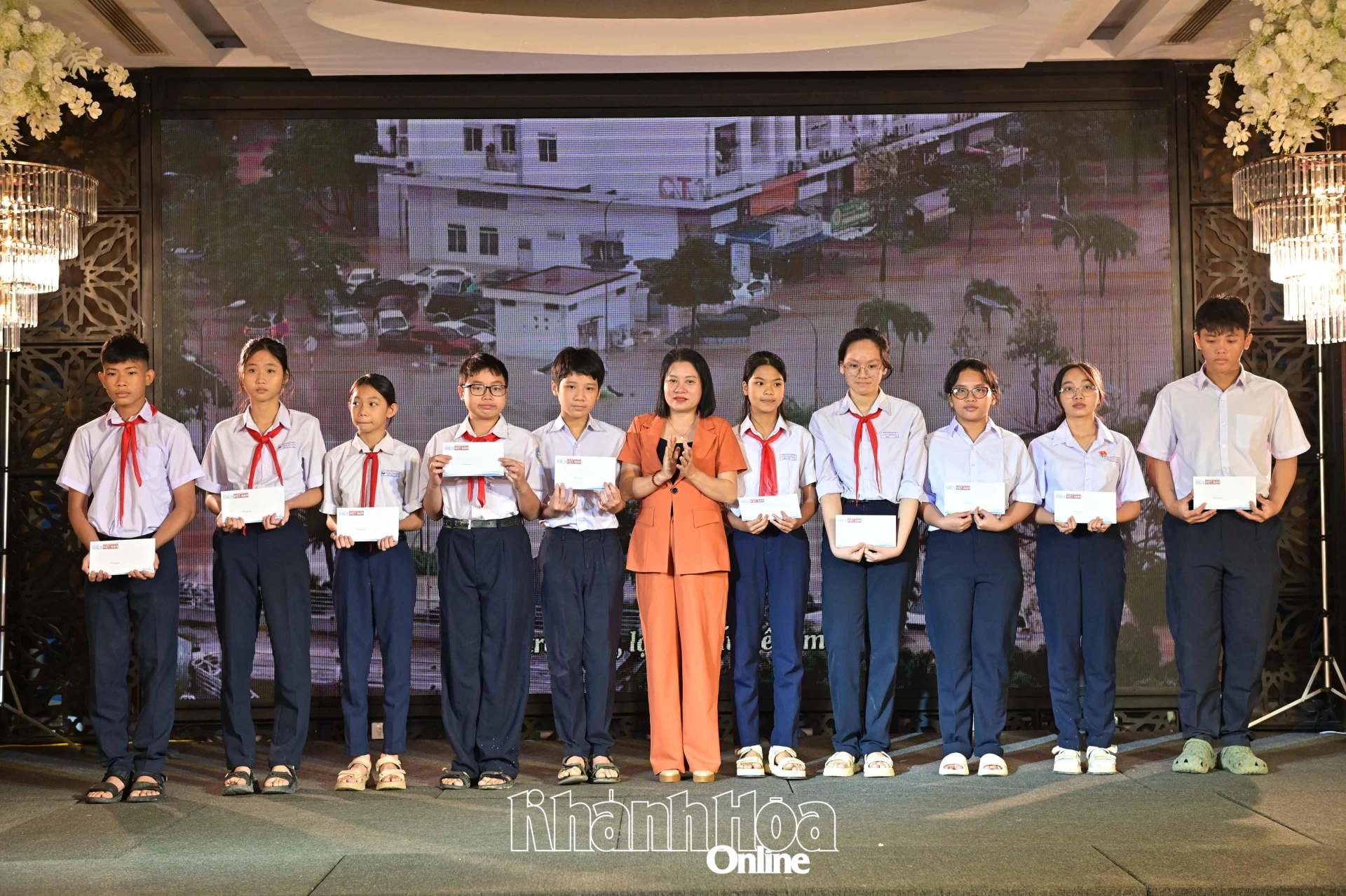 Ledare för Vietnam Sea Magazine delade ut stipendier till studenter.