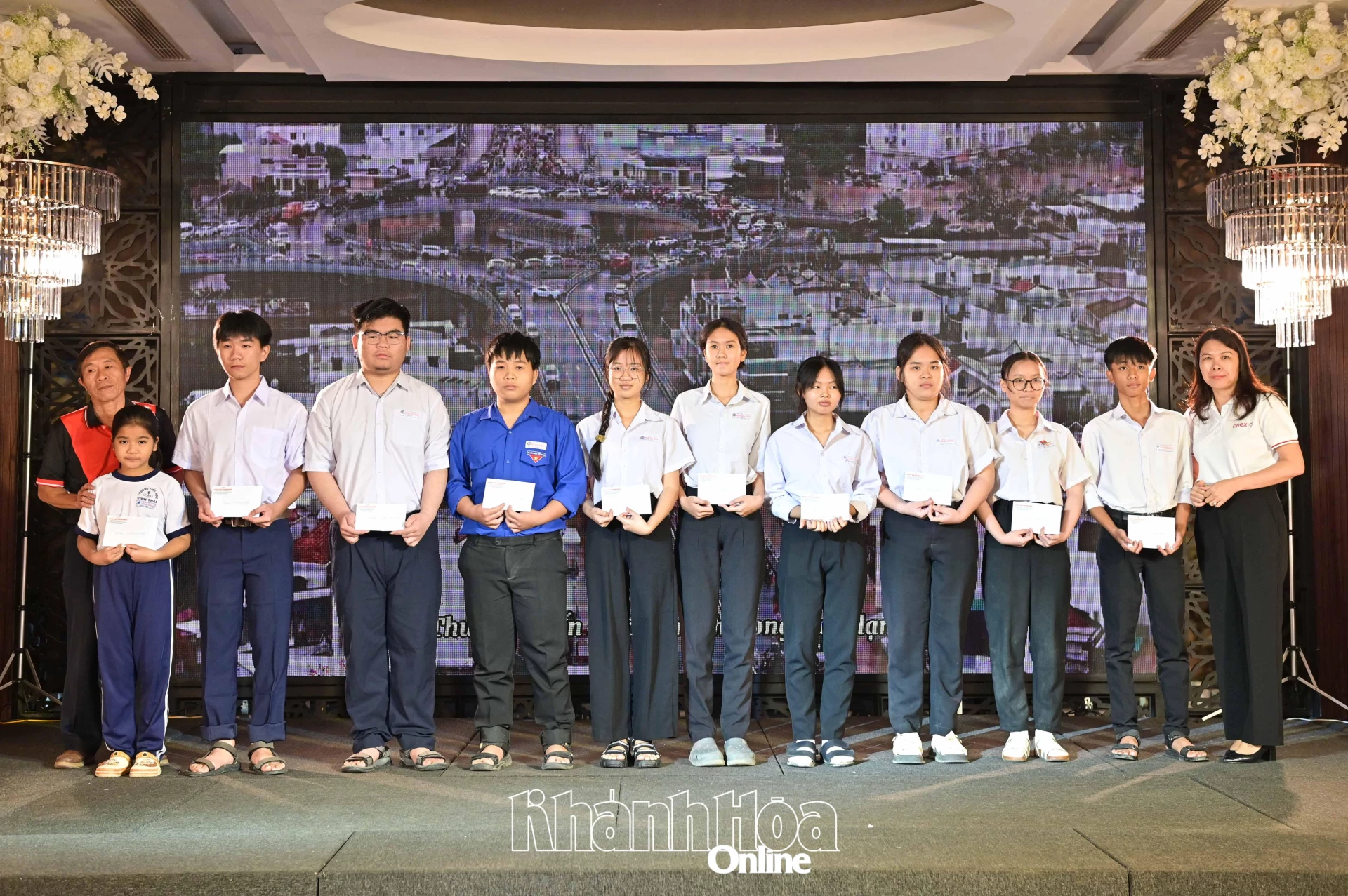 ANEX Vietnam Trading and Tourism Company Limited och organisationskommittén delade ut stipendier till studenter.