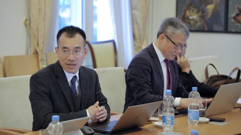 नाफोस्टेड के उप निदेशक श्री गुयेन फु बिन्ह ने विज्ञान, प्रौद्योगिकी और नवाचार कानून 2025 पेश किया। (फोटो: वीएनए)