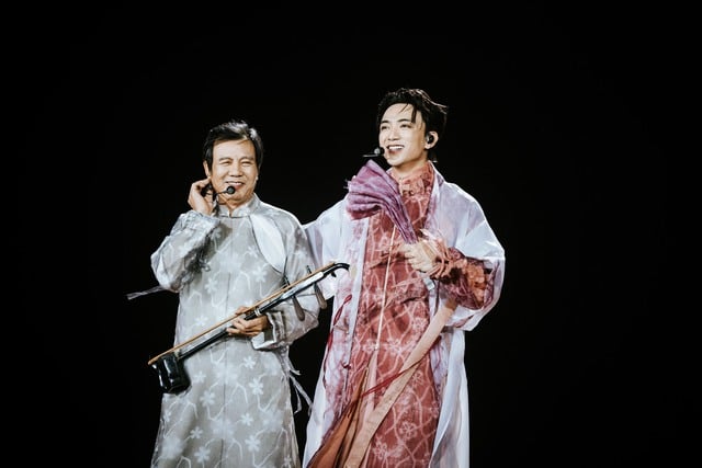 সুবিন কনসার্টে তার সর্বস্ব দিয়েছেন এবং ভক্তদের সাথে মিলে মধ্য অঞ্চলে ১.২ বিলিয়ন ভিয়েতনামি ডং-এরও বেশি দান করেছেন - ছবি ৪। Soobin cháy hết mình trong concert, cùng fan quyên góp hơn 1,2 tỉ đồng cho miền Trung- Ảnh 4.