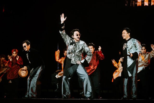 সুবিন কনসার্টে তার সর্বস্ব দিয়েছেন এবং ভক্তদের সাথে মিলে মধ্য অঞ্চলে ১.২ বিলিয়ন ভিয়েতনামি ডং-এরও বেশি দান করেছেন - ছবি ৫। Soobin cháy hết mình trong concert, cùng fan quyên góp hơn 1,2 tỉ đồng cho miền Trung- Ảnh 5.