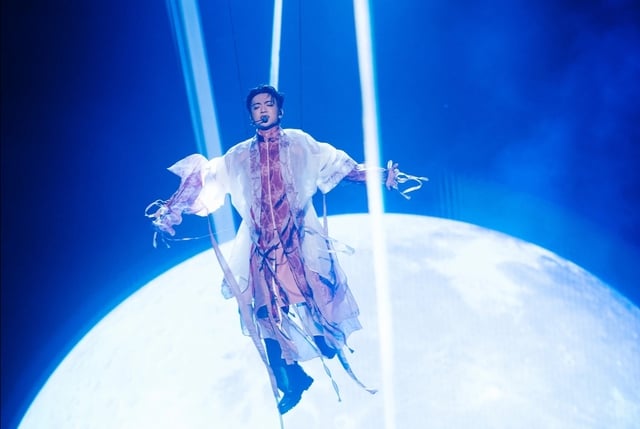 সুবিন কনসার্টে তার সর্বস্ব দিয়েছেন এবং ভক্তদের সাথে মিলে মধ্য অঞ্চলে ১.২ বিলিয়ন ভিয়েতনামি ডং-এরও বেশি দান করেছেন - ছবি ৬। Soobin cháy hết mình trong concert, cùng fan quyên góp hơn 1,2 tỉ đồng cho miền Trung- Ảnh 6.