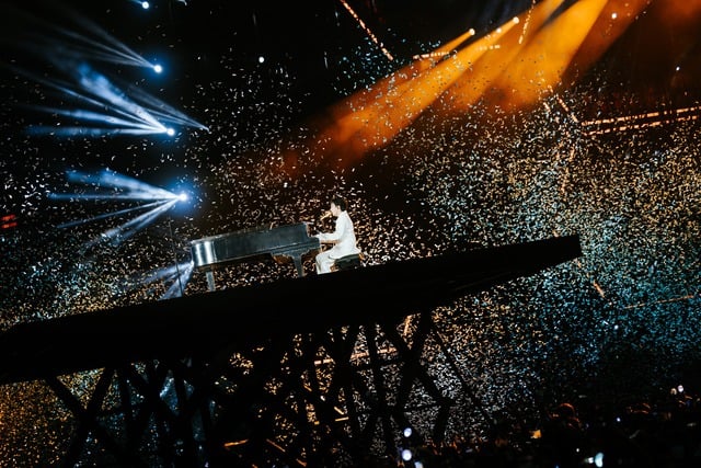 সুবিন কনসার্টে তার সর্বস্ব দিয়েছেন এবং ভক্তদের সাথে মিলে মধ্য অঞ্চলে ১.২ বিলিয়ন ভিয়েতনামি ডং-এরও বেশি দান করেছেন - ছবি ৯। Soobin cháy hết mình trong concert, cùng fan quyên góp hơn 1,2 tỉ đồng cho miền Trung- Ảnh 9.