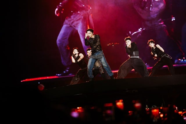 সুবিন কনসার্টে তার সর্বস্ব দিয়েছেন এবং ভক্তদের সাথে মিলে মধ্য অঞ্চলে ১.২ বিলিয়ন ভিয়েতনামি ডং-এরও বেশি দান করেছেন - ছবি ১০। Soobin cháy hết mình trong concert, cùng fan quyên góp hơn 1,2 tỉ đồng cho miền Trung- Ảnh 10.