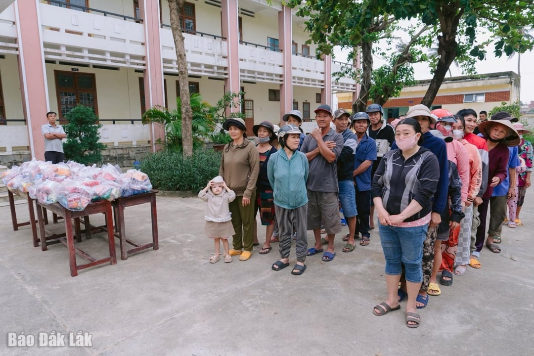 Locuitorii din cartierul Tuy Hoa stau la coadă pentru a primi cadouri caritabile. Fotografie: Poliția din cartierul Tuy Hoa