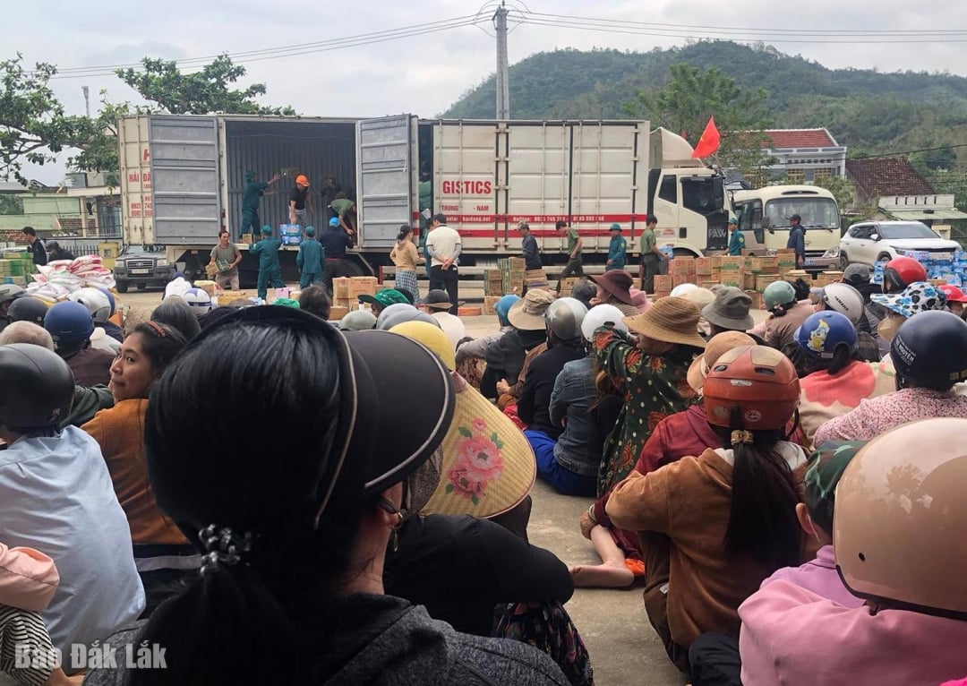 Locuitorii din comuna Phu Mo stau și așteaptă ajutoare într-un mod ordonat. Foto: Tam Pham