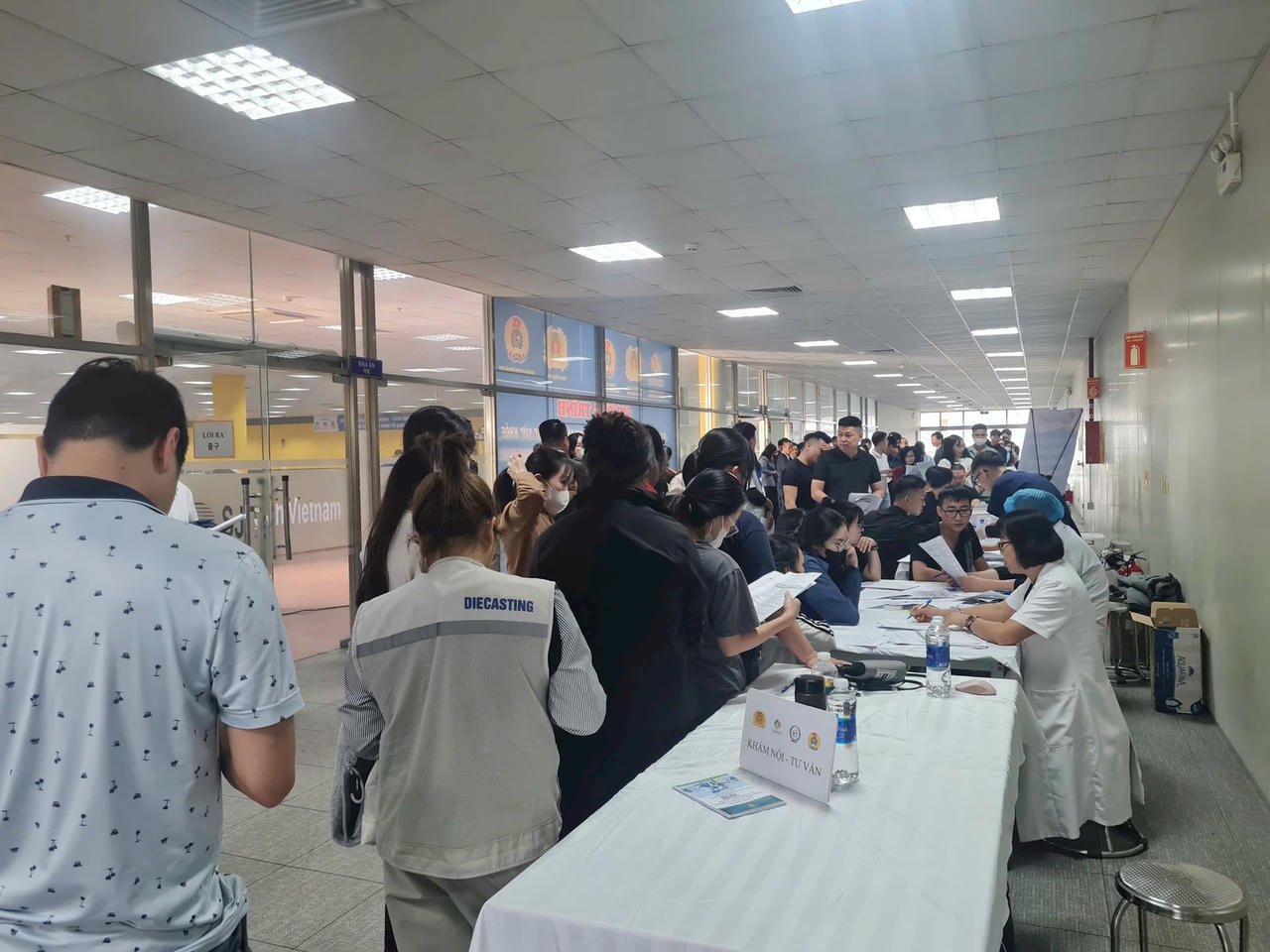 Vakbondsleden en werknemers kunnen zich gratis medisch laten onderzoeken in de fabriek.