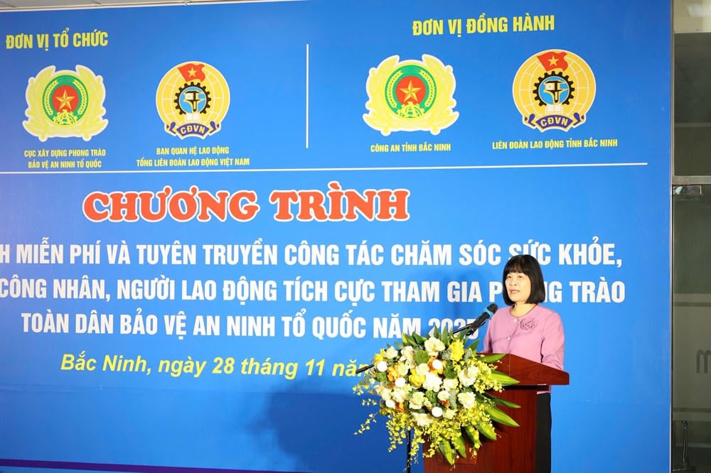 Mevrouw Do Hong Van, adjunct-hoofd van de afdeling Arbeidsrelaties (Vietnam General Confederation of Labor), hield een toespraak tijdens de openingsceremonie van het gratis gezondheidscontroleprogramma voor werknemers in Bac Ninh.