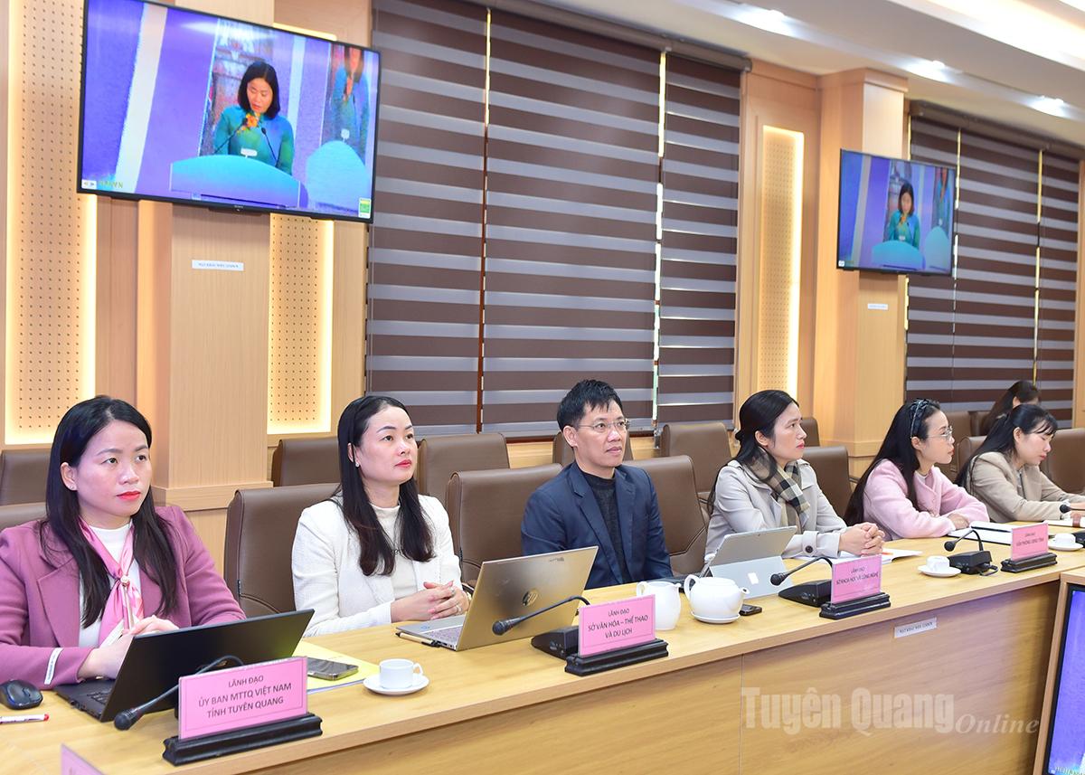 Delegasi yang hadir di jembatan provinsi Tuyen Quang.