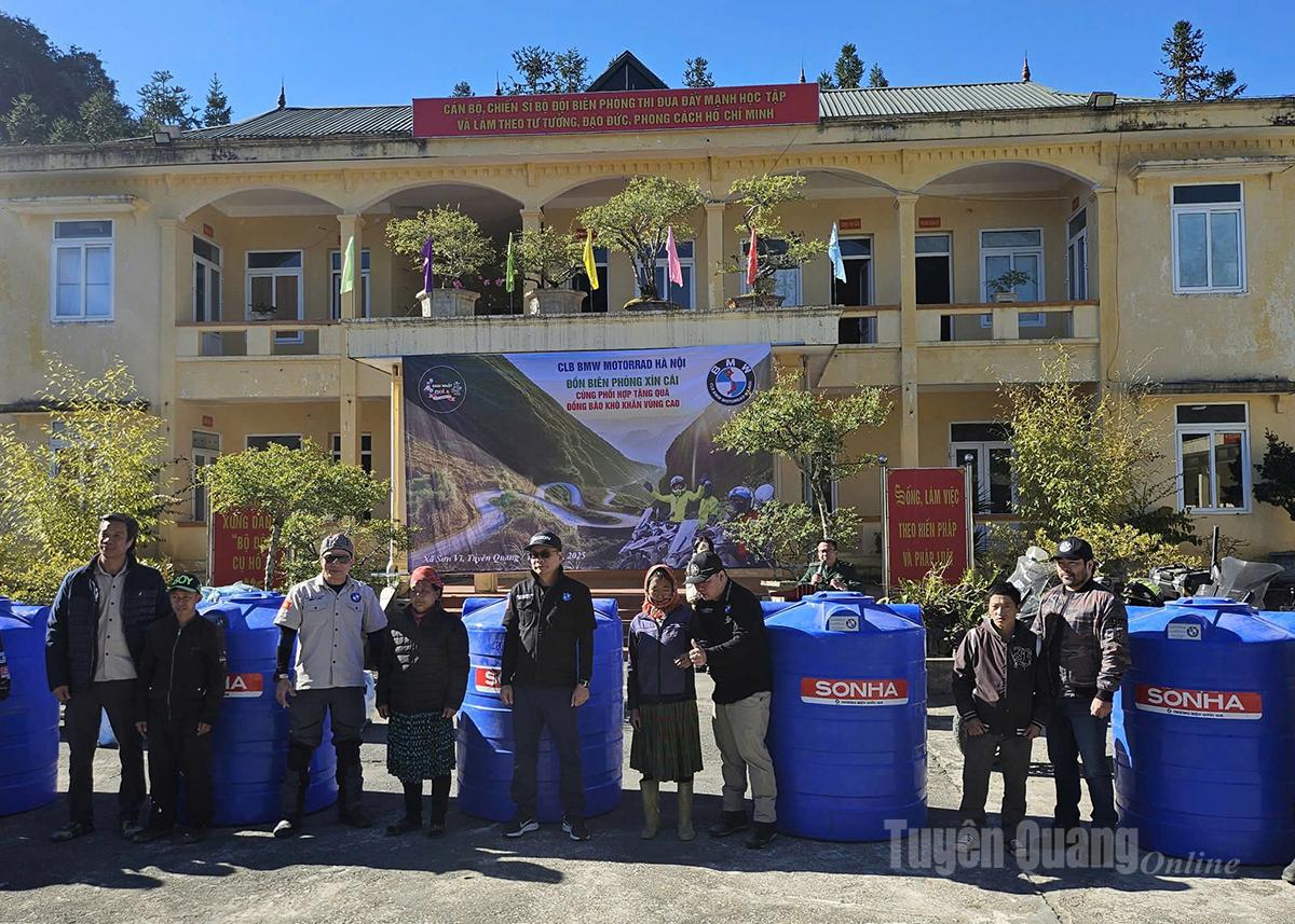 ผู้ให้การสนับสนุนบริจาคถังเก็บน้ำให้กับครัวเรือนที่ยากจนในชุมชนชายแดนซอนวี