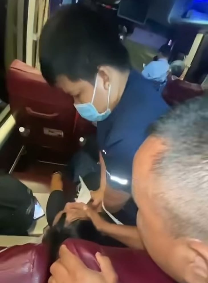 Kisah orang yang melakukan CPR selama 45 saat untuk menyelamatkan nyawa seorang penumpang yang mengalami serangan jantung di dalam bas - Foto 1. nhồi máu cơ tim - Ảnh 1.