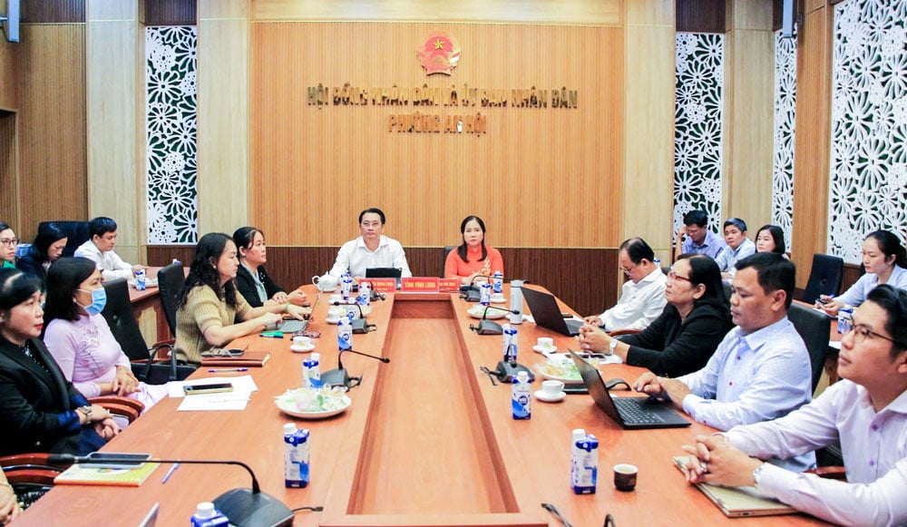 Delegater deltog vid bryggan vid folkrådets kansli och folkkommittén i An Hoi-distriktet.