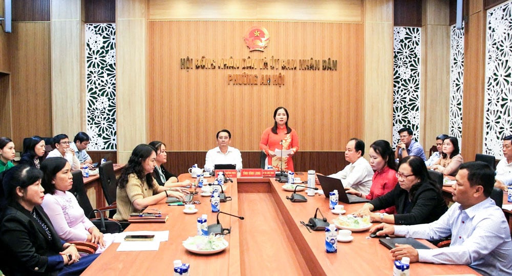 Kamrat Nguyen Thi Kim Thoa - medlem av provinsiella partikommittén, vice ordförande för provinsiella fosterlandsfrontens kommitté och ordförande för provinsiella kvinnoförbundet höll ett tal vid konferensen.