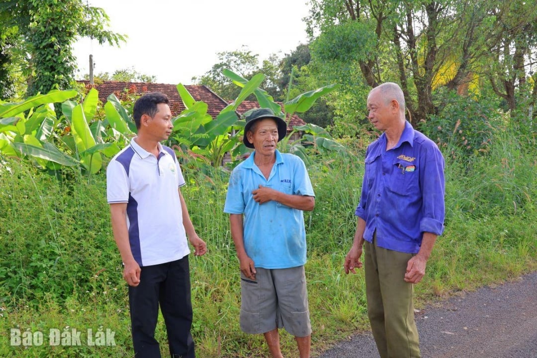 De heer Tran Van Cau (rechts op de omslag) praat en kletst met mensen.