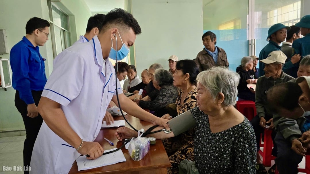 ທ່ານໝໍກວດຄົນຢູ່ຫວອດບິ່ງກຽນ.