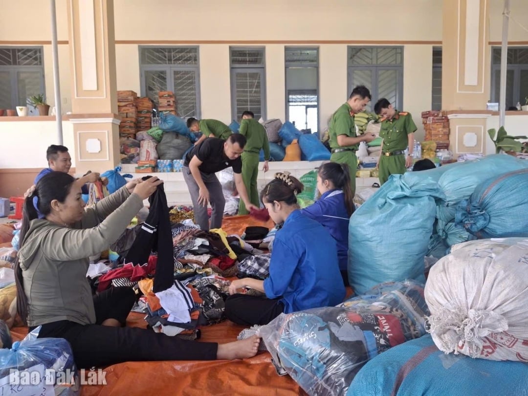 Polisen i Ia Rve kommun ordnade, klassificerade och packade tillsammans med lokalbefolkningen kläder för att ge till människor som drabbats av stormar och översvämningar i kommunen.