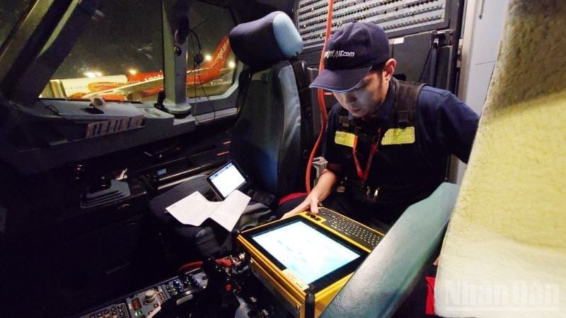 Ingenieurs van Vietjet werken aan een update van de ELAC-software voor Airbus-vliegtuigen.